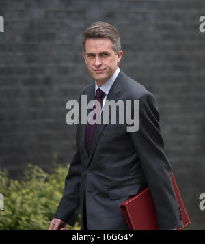 Datei: London, UK. 1. Mai 2019. Der britische Verteidigungsminister Gavin Williamson, hier gesehen, die Kabinettssitzung am 30. April 2019, ist sacked durch Premierminister Theresa May, der Huawei Leck, die er stark bestreitet vorgeworfen. Credit: Malcolm Park/Alamy Leben Nachrichten. Stockfoto