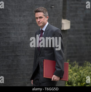 Datei: London, UK. 1. Mai 2019. Der britische Verteidigungsminister Gavin Williamson, hier gesehen, die Kabinettssitzung am 30. April 2019, ist sacked durch Premierminister Theresa May, der Huawei Leck, die er stark bestreitet vorgeworfen. Credit: Malcolm Park/Alamy Leben Nachrichten. Stockfoto