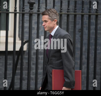 Datei: London, UK. 1. Mai 2019. Der britische Verteidigungsminister Gavin Williamson, hier gesehen, die Kabinettssitzung am 30. April 2019, ist sacked durch Premierminister Theresa May, der Huawei Leck, die er stark bestreitet vorgeworfen. Credit: Malcolm Park/Alamy Leben Nachrichten. Stockfoto