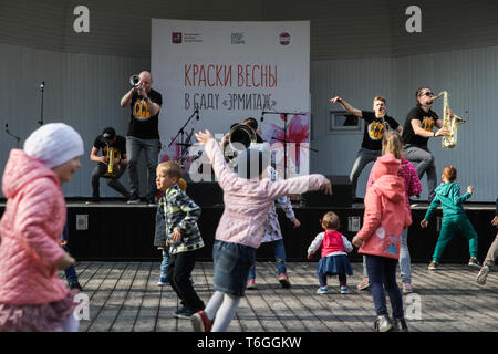Moskau, Russland. Mai, 2019. Musiker bei einem Konzert, Teil der 'Spring und Arbeit" Fest Feier, in Moskau, Russland, am 1. Mai 2019. Moskau Hermitage Garten organisierte Aktivitäten feiern die 'Spring und Arbeit' Festival am Mittwoch. Quelle: Maxim Chernavsky/Xinhua/Alamy leben Nachrichten Stockfoto