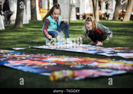 Moskau, Russland. Mai, 2019. Menschen malen Sie ein Bild während der 'Spring und Arbeit" Fest Feier, in Moskau, Russland, am 1. Mai 2019. Moskau Hermitage Garten organisierte Aktivitäten feiern die 'Spring und Arbeit' Festival am Mittwoch. Quelle: Maxim Chernavsky/Xinhua/Alamy leben Nachrichten Stockfoto