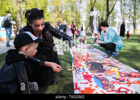 Moskau, Russland. Mai, 2019. Menschen malen Sie ein Bild während der 'Spring und Arbeit" Fest Feier, in Moskau, Russland, am 1. Mai 2019. Moskau Hermitage Garten organisierte Aktivitäten feiern die 'Spring und Arbeit' Festival am Mittwoch. Quelle: Maxim Chernavsky/Xinhua/Alamy leben Nachrichten Stockfoto