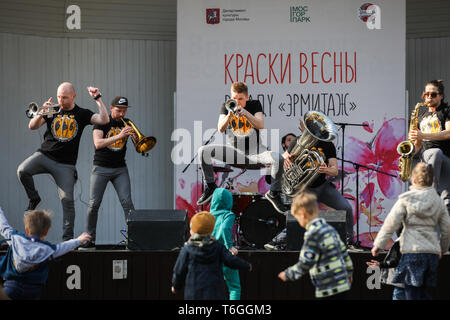 Moskau, Russland. Mai, 2019. Musiker bei einem Konzert, Teil der 'Spring und Arbeit" Fest Feier, in Moskau, Russland, am 1. Mai 2019. Moskau Hermitage Garten organisierte Aktivitäten feiern die 'Spring und Arbeit' Festival am Mittwoch. Quelle: Maxim Chernavsky/Xinhua/Alamy leben Nachrichten Stockfoto