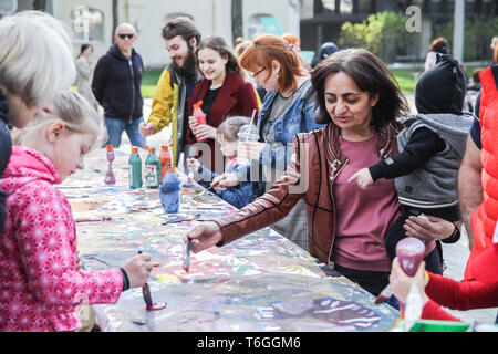 Moskau, Russland. Mai, 2019. Menschen malen Sie ein Bild während der 'Spring und Arbeit" Fest Feier, in Moskau, Russland, am 1. Mai 2019. Moskau Hermitage Garten organisierte Aktivitäten feiern die 'Spring und Arbeit' Festival am Mittwoch. Quelle: Maxim Chernavsky/Xinhua/Alamy leben Nachrichten Stockfoto