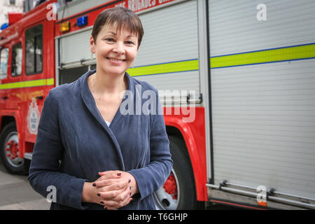 London, UK, 1. Mai 2019. Caroline Lucas, der Führer der Partei der Grünen und MP für Brighton Pavillon, auf der Kundgebung. Demonstranten in Parliament Square Beifall auf Lautsprecher mit Plakate, Banner und Poster. Die Veranstaltung ist vom Aussterben Rebellion gegen den Klimawandel organisiert. Credit: Imageplotter/Alamy leben Nachrichten Stockfoto