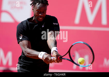 Estoril, Portugal. Mai, 2019. Gael Monfils von Frankreich bringt eine Kugel zu Reilly Opelka der USA während des Millenniums Estoril Open - Tag 3 - 250 ATP Tennis Turnier an der Clube de Tenis do Estoril in Estoril, Portugal am 1. Mai 2019. Credit: Pedro Fiuza/ZUMA Draht/Alamy leben Nachrichten Stockfoto