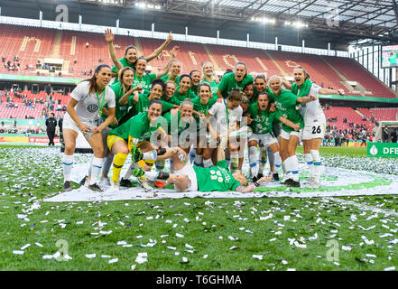 Köln, Deutschland. 01 Mai, 2019. Preisverleihung. GES/Fußball/DFB-Pokalfinale der Frauen: VfL Wolfsburg - SC Freiburg, 01.05.2019 Fußball: "deutsche Frauen WM-Finale: Wolfsburg gegen Deutschland. Freiburg, Köln, Mai 1, 2019 | Verwendung der weltweiten Kredit: dpa/Alamy leben Nachrichten Stockfoto