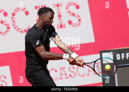 Estoril, Portugal. Mai, 2019. Gael Monfils von Frankreich bringt eine Kugel zu Reilly Opelka der USA während des Millenniums Estoril Open - Tag 3 - 250 ATP Tennis Turnier an der Clube de Tenis do Estoril in Estoril, Portugal am 1. Mai 2019. Credit: Pedro Fiuza/ZUMA Draht/Alamy leben Nachrichten Stockfoto