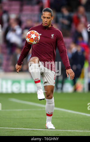 Camp Nou, Barcelona, Spanien. Mai, 2019. UEFA Champions League Fußball, Halbfinale, Hinspiele, FC Barcelona gegen Liverpool; Virgil van Dijk von Liverpool wärmt - bis vor dem Spiel Quelle: Aktion plus Sport/Alamy leben Nachrichten Stockfoto