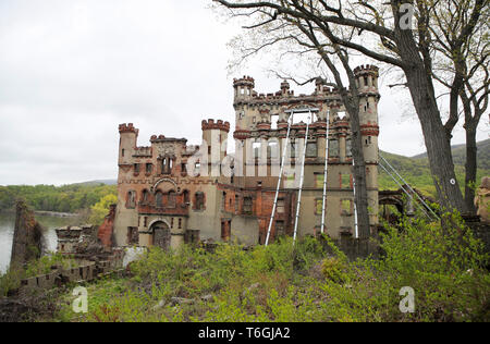 New York, USA. 30 Apr, 2019. Das Foto am 30. April 2019 zeigt die Überreste der Bannerman Burg auf dem Pollepel Insel auf dem Hudson River in New York Staat, den Vereinigten Staaten. Die Pollepel Insel, im Volksmund als Bannerman Insel bekannt, wurde von der Familie des Bannerman im Jahr 1900 als Lager für Kriegsgerät und Munition gekauft. Die Insel hat eine öffentliche tour Website jetzt offen ist für die Öffentlichkeit vom 1. Mai bis 31. Oktober dieses Jahres sein, mit verschiedenen Veranstaltungen und Aktivitäten wie Bootstouren, Theateraufführungen, etc. Quelle: Wang Ying/Xinhua/Alamy leben Nachrichten Stockfoto