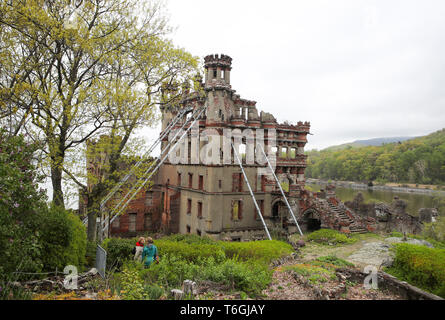 New York, USA. 30 Apr, 2019. Das Foto am 30. April 2019 zeigt die Überreste der Bannerman Burg auf dem Pollepel Insel auf dem Hudson River in New York Staat, den Vereinigten Staaten. Die Pollepel Insel, im Volksmund als Bannerman Insel bekannt, wurde von der Familie des Bannerman im Jahr 1900 als Lager für Kriegsgerät und Munition gekauft. Die Insel hat eine öffentliche tour Website jetzt offen ist für die Öffentlichkeit vom 1. Mai bis 31. Oktober dieses Jahres sein, mit verschiedenen Veranstaltungen und Aktivitäten wie Bootstouren, Theateraufführungen, etc. Quelle: Wang Ying/Xinhua/Alamy leben Nachrichten Stockfoto