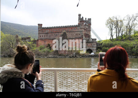 New York, USA. 30 Apr, 2019. Menschen machen Fotos von dem Bannerman Burg auf dem Pollepel Insel auf dem Hudson River in New York State, USA, 30. April 2019. Die Pollepel Insel, im Volksmund als Bannerman Insel bekannt, wurde von der Familie des Bannerman im Jahr 1900 als Lager für Kriegsgerät und Munition gekauft. Die Insel hat eine öffentliche tour Website jetzt offen ist für die Öffentlichkeit vom 1. Mai bis 31. Oktober dieses Jahres sein, mit verschiedenen Veranstaltungen und Aktivitäten wie Bootstouren, Theateraufführungen, etc. Quelle: Wang Ying/Xinhua/Alamy leben Nachrichten Stockfoto