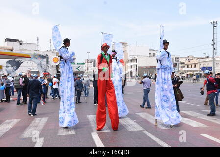 Rabat, Marokko. Mai, 2019. Menschen März während einer Kundgebung der Internationale Tag der Arbeit in Rabat, Marokko, Mai 1, 2019 Kennzeichnung. Zehntausende Marokkanischer Arbeitnehmer demonstrierten bundesweit am Mittwoch arbeiten besser nutzen, obwohl die Entscheidung der Regierung, die Löhne anzuheben, um zu verlangen. Credit: Chadi/Xinhua/Alamy leben Nachrichten Stockfoto