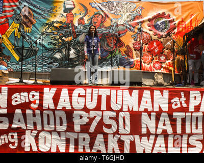 Manila, Philippinen. 17. Jan 2012. Eine weibliche Demonstrant beobachtet, als er auf die Masse während des Labor Day Protest in Manila. Arbeiter auf den Straßen von Willkommen Rotonda in Quezon City zu Mendiola in Manila zum Tag der Arbeit fordern für Lohnerhöhungen, die Umsetzung des erweiterten Mutterschaftsurlaub handeln, Junking der Steuerreform für Beschleunigung und Einbeziehung des Gesetzes war. Sie fragten auch für ein Ende der Contractualization auf Angestellte und Arbeiter. Credit: Josefiel Rivera/SOPA Images/ZUMA Draht/Alamy leben Nachrichten Stockfoto