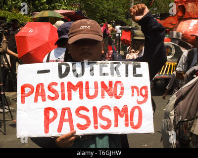 Manila, Philippinen. 17. Jan 2012. Eine Demonstrantin hält ein Plakat gesehen, während der Tag der Arbeit Protest in Manila. Arbeiter auf den Straßen von Willkommen Rotonda in Quezon City zu Mendiola in Manila zum Tag der Arbeit fordern für Lohnerhöhungen, die Umsetzung des erweiterten Mutterschaftsurlaub handeln, Junking der Steuerreform für Beschleunigung und Einbeziehung des Gesetzes war. Sie fragten auch für ein Ende der Contractualization auf Angestellte und Arbeiter. Credit: Josefiel Rivera/SOPA Images/ZUMA Draht/Alamy leben Nachrichten Stockfoto