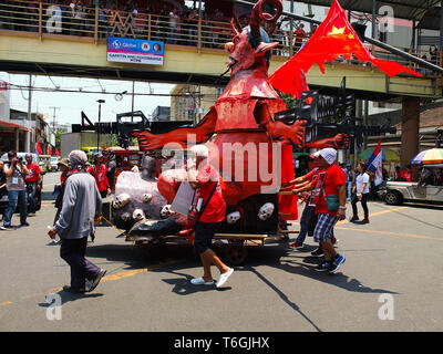 Manila, Philippinen. 17. Jan 2012. Die demonstranten gesehen ziehen ein Bildnis des Präsidenten Rodrigo Duterte während des Labor Day Protest in Manila. Beschaeftigte auf die Strasse von Willkommen Rotonda in Quezon City zu Mendiola in Manila zum Tag der Arbeit fordern für Lohnerhöhungen, die Umsetzung des erweiterten Mutterschaft handeln, Junking der Steuerreform für Beschleunigung und Integration Recht verlassen. Sie fragten auch für ein Ende der Contractualization auf Angestellte und Arbeiter. Credit: Josefiel Rivera/SOPA Images/ZUMA Draht/Alamy leben Nachrichten Stockfoto