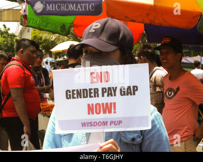 Manila, Philippinen. 17. Jan 2012. Eine Demonstrantin hält ein Plakat gesehen, dass sagt Ende Gender Pay Gap jetzt während der Arbeit Tag Protest in Manila. Beschaeftigte auf die Strasse von Willkommen Rotonda in Quezon City zu Mendiola in Manila zum Tag der Arbeit fordern für Lohnerhöhungen, die Umsetzung des erweiterten Mutterschaftsurlaub handeln, Junking der Steuerreform für Beschleunigung und Integration Recht. Sie fragten auch für ein Ende der Contractualization auf Angestellte und Arbeiter. Credit: Josefiel Rivera/SOPA Images/ZUMA Draht/Alamy leben Nachrichten Stockfoto