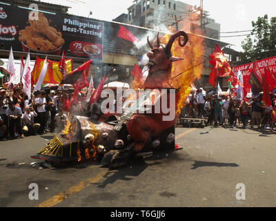 Manila, Philippinen. 17. Jan 2012. Die demonstranten gesehen sind das Bildnis von Präsident Rodrigo Duterte Brennen während des Labor Day Protest in Manila. Beschaeftigte auf die Strasse von Willkommen Rotonda in Quezon City zu Mendiola in Manila zum Tag der Arbeit fordern für Lohnerhöhungen, die Umsetzung des erweiterten Mutterschaft handeln, Junking der Steuerreform für Beschleunigung und Integration Recht verlassen. Sie fragten auch für ein Ende der Contractualization auf Angestellte und Arbeiter. Credit: Josefiel Rivera/SOPA Images/ZUMA Draht/Alamy leben Nachrichten Stockfoto