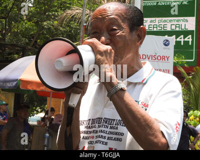 Manila, Philippinen. 17. Jan 2012. Ein pensionierter Fahrer gesehen Parolen auf ein Megaphon während des Labor Day Protest in Manila. die Arbeiter auf die Straße gingen, von Willkommen Rotonda in Quezon City zu Mendiola in Manila zum Tag der Arbeit fordern für Lohnerhöhungen, die Umsetzung des erweiterten Mutterschaftsurlaub handeln, Junking der Steuerreform für Beschleunigung und Integration Recht. Sie fragten auch für ein Ende der Contractualization auf Angestellte und Arbeiter. Credit: Josefiel Rivera/SOPA Images/ZUMA Draht/Alamy leben Nachrichten Stockfoto