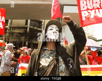 Manila, Philippinen. 17. Jan 2012. Eine Demonstrantin tragen Kerl Longsleeved Das Maske gesehen, die sich während der Arbeit Tag Protest in Manila. Arbeiter auf den Straßen von Willkommen Rotonda in Quezon City zu Mendiola in Manila zum Tag der Arbeit fordern für Lohnerhöhungen, die Umsetzung des erweiterten Mutterschaftsurlaub handeln, Junking der Steuerreform für Beschleunigung und Einbeziehung des Gesetzes war. Sie fragten auch für ein Ende der Contractualization auf Angestellte und Arbeiter. Credit: Josefiel Rivera/SOPA Images/ZUMA Draht/Alamy leben Nachrichten Stockfoto