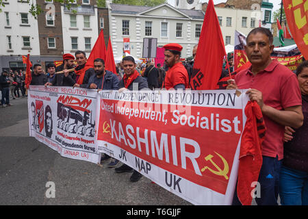 London, Großbritannien. 1 sr Mai 2019. Der jährliche Tag der März in London beginnt von Clerkenwell Green, wie üblich den Protest von migrantischen London Gemeinschaften, insbesondere der türkischen und kurdischen Gruppen dominiert wurde. Zwei Menschen, die ein trans-ausschließungs-Banner wurden später fragte der März zu verlassen. Peter Marshall / alamy Leben Nachrichten Stockfoto