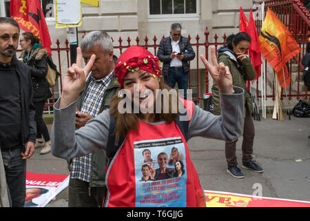 London, Großbritannien. 1 sr Mai 2019. Der jährliche Tag der März in London versammelt in Clerkenwell Green eine kurdische Frau makse Sieg Zeichen. Wie üblich der Protest wurde von migrantischen London Gemeinschaften, insbesondere der türkischen und kurdischen Gruppen dominiert. Zwei Menschen, die ein trans-ausschließungs-Banner wurden später fragte der März zu verlassen. Peter Marshall / alamy Leben Nachrichten Stockfoto