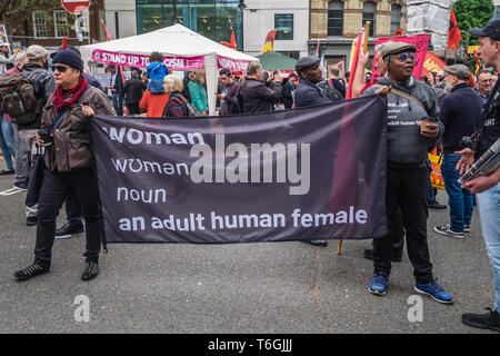 London, Großbritannien. 1 sr Mai 2019. Der jährliche Tag der März in London begann von Clerkenwell Green, zwei Menschen tragen ein trans-ausschließungs-Banner wurden später fragte der März zu verlassen. Wie üblich der Protest wurde von migrantischen London Gemeinschaften, insbesondere der türkischen und kurdischen Gruppen dominiert. Peter Marshall / alamy Leben Nachrichten Stockfoto