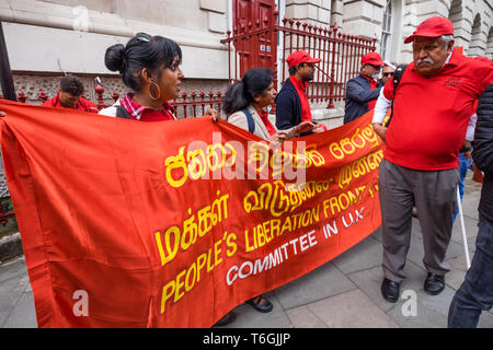 London, Großbritannien. 1 sr Mai 2019. Der jährliche Tag der März in London begann von Clerkenwell Green, vor dem März waren Reden außerhalb der Marx Memorial Library. Ein Sprecher des britischen aufgerufen, um die 1919 Jallianwala Bagh Massakers in Amritsar entschuldigen, wenn britische Truppen das Feuer auf einem friedlichen Protest geöffnet und tötete mindestens 379 Menschen getoetet und viele andere. Der venezolanische Botschafter verurteilt die gestrigen US-unterstützten Putsch. Wie üblich der Protest wurde von migrantischen London Gemeinschaften, insbesondere der türkischen und kurdischen Gruppen dominiert. Zwei Menschen, die ein trans-Ausgrenzende banner Wir Stockfoto