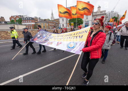 London, Großbritannien. 1 sr Mai 2019. Der jährliche Tag der März in London von Clerkenwell Green, wie üblich den Protest von migrantischen London Gemeinschaften, insbesondere der türkischen und kurdischen Gruppen dominiert wurde. Zwei Menschen, die ein trans-ausschließungs-Banner wurden später fragte der März zu verlassen. Peter Marshall / alamy Leben Nachrichten Stockfoto