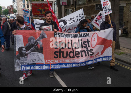 London, Großbritannien. 1. Mai 2019. Sozialistische Studenten auf den jährlichen Tag der März in London von Clerkenwell Green. Wie üblich der Protest wurde von migrantischen London Gemeinschaften, insbesondere der türkischen und kurdischen Gruppen dominiert. Zwei Menschen, die ein trans-ausschließungs-Banner wurden später fragte der März zu verlassen. Peter Marshall / alamy Leben Nachrichten Stockfoto