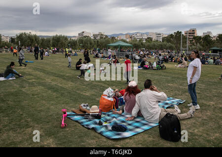 Athen, Griechenland. Mai, 2019. Die Menschen genießen Freizeit während des Labor Day Holiday in Athen, Griechenland, 1. Mai 2019. Credit: Lefteris Partsalis/Xinhua/Alamy leben Nachrichten Stockfoto