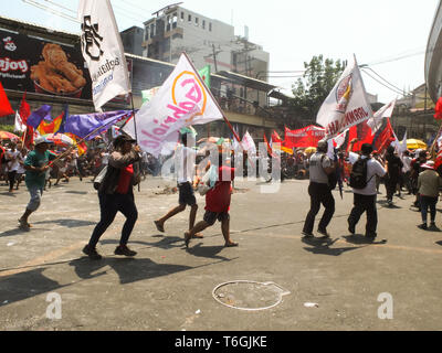 Manila, Philippinen. 17. Jan 2012. Arbeitnehmer sind Flaggen während des Labor Day Protest in Manila Holding. Beschaeftigte auf die Strasse von Willkommen Rotonda in Quezon City zu Mendiola in Manila zum Tag der Arbeit fordern für Lohnerhöhungen, die Umsetzung des erweiterten Mutterschaft handeln, Junking der Steuerreform für Beschleunigung und Integration Recht verlassen. Sie fragten auch für ein Ende der Contractualization auf Angestellte und Arbeiter. Credit: Josefiel Rivera/SOPA Images/ZUMA Draht/Alamy leben Nachrichten Stockfoto