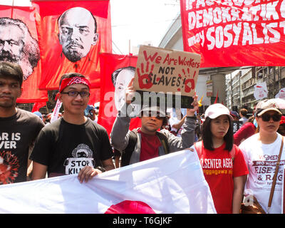 Manila, Philippinen. 17. Jan 2012. Mitarbeiter aus dem Business Process Outsourcing (BPO) Industrie gesehen werden, wie sie im Labor Day Protest in Manila. Beschaeftigte auf die Strasse von Willkommen Rotonda in Quezon City zu Mendiola in Manila zum Tag der Arbeit fordern für Lohnerhöhungen, die Umsetzung des erweiterten Mutterschaft handeln, Junking der Steuerreform für Beschleunigung und Integration Recht verlassen. Sie fragten auch für ein Ende der Contractualization auf Angestellte und Arbeiter. Credit: Josefiel Rivera/SOPA Images/ZUMA Draht/Alamy leben Nachrichten Stockfoto