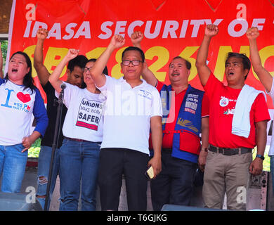 Manila, Philippinen. 17. Jan 2012. Atty. Sonny Matula, Präsident der Föderation der Freien Arbeiter und Veteran der Führer der Atty. Allan Montano zusammen mit anderen Führern werden gesehen, während der Tag der Arbeit Protest in Manila singen. die Arbeitnehmer auf die Straße gingen, von Willkommen Rotonda in Quezon City zu Mendiola in Manila zum Tag der Arbeit fordern für Lohnerhöhungen, die Umsetzung des erweiterten Mutterschaftsurlaub handeln, Junking der Steuerreform für Beschleunigung und Integration Recht. Sie fragten auch für ein Ende der Contractualization auf Angestellte und Arbeiter. (Bild: © Josefiel Rivera/SOPA Bilder über ZUMA Stockfoto