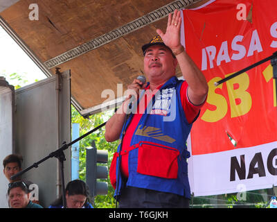 Manila, Philippinen. 17. Jan 2012. Senatorische aspirant, Rechtsanwalt Allan Montano beobachtet, als er auf die Masse während des Labor Day Protest in Manila. die Arbeiter auf die Straße gingen, von Willkommen Rotonda in Quezon City zu Mendiola in Manila zum Tag der Arbeit fordern für Lohnerhöhungen, die Umsetzung des erweiterten Mutterschaftsurlaub handeln, Junking der Steuerreform für Beschleunigung und Integration Recht. Sie fragten auch für ein Ende der Contractualization auf Angestellte und Arbeiter. Credit: Josefiel Rivera/SOPA Images/ZUMA Draht/Alamy leben Nachrichten Stockfoto