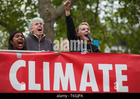 London, Großbritannien. Mai, 2019. Anna Taylor von UK Student Klima Netzwerk adressen Klima Demonstranten an einer Declare ein Klima Not jetzt Demonstration im Parlament Platz organisiert mit einer Motion im Unterhaus eine Umwelt und Klima Not eingereicht von Führer der Opposition Jeremy Corbyn zu erklären. Die Bewegung, die sich nicht rechtlich die Regierung zum Handeln zwingen, wurde ohne Abstimmung verabschiedet. Credit: Mark Kerrison/Alamy leben Nachrichten Stockfoto