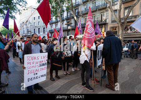 Barcelona, Espanha. 01 Mai, 2019. Tausende Menschen ins Katalanische Verwandte Links Unabhängigkeitsbewegung und mehr kollektive Gruppen sind auffällig aus Tres Xemeneies Park zu MACBA Museum bessere Arbeits- und Studienbedingungen. Barcelona 2019 Mai 1. Credit: Nicolò Ongaro/FotoArena/Alamy leben Nachrichten Stockfoto