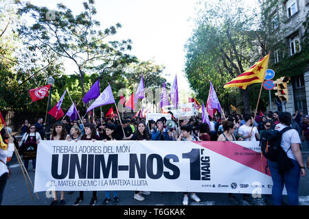 Barcelona, Espanha. 01 Mai, 2019. Tausende Menschen ins Katalanische Verwandte Links Unabhängigkeitsbewegung und mehr kollektive Gruppen sind auffällig aus Tres Xemeneies Park zu MACBA Museum bessere Arbeits- und Studienbedingungen. Barcelona 2019 Mai 1. Credit: Nicolò Ongaro/FotoArena/Alamy leben Nachrichten Stockfoto