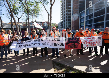 Barcelona, Espanha. 01 Mai, 2019. Tausende Menschen ins Katalanische Verwandte Links Unabhängigkeitsbewegung und mehr kollektive Gruppen sind auffällig aus Tres Xemeneies Park zu MACBA Museum bessere Arbeits- und Studienbedingungen. Barcelona 2019 Mai 1. Credit: Nicolò Ongaro/FotoArena/Alamy leben Nachrichten Stockfoto