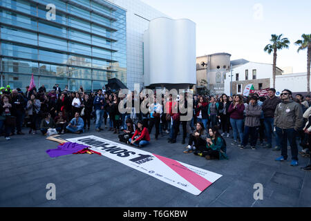 Barcelona, Espanha. 01 Mai, 2019. Tausende Menschen ins Katalanische Verwandte Links Unabhängigkeitsbewegung und mehr kollektive Gruppen sind auffällig aus Tres Xemeneies Park zu MACBA Museum bessere Arbeits- und Studienbedingungen. Barcelona 2019 Mai 1. Credit: Nicolò Ongaro/FotoArena/Alamy leben Nachrichten Stockfoto