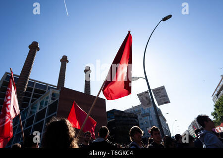 Barcelona, Espanha. 01 Mai, 2019. Tausende Menschen ins Katalanische Verwandte Links Unabhängigkeitsbewegung und mehr kollektive Gruppen sind auffällig aus Tres Xemeneies Park zu MACBA Museum bessere Arbeits- und Studienbedingungen. Barcelona 2019 Mai 1. Credit: Nicolò Ongaro/FotoArena/Alamy leben Nachrichten Stockfoto