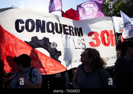 Barcelona, Espanha. 01 Mai, 2019. Tausende Menschen ins Katalanische Verwandte Links Unabhängigkeitsbewegung und mehr kollektive Gruppen sind auffällig aus Tres Xemeneies Park zu MACBA Museum bessere Arbeits- und Studienbedingungen. Barcelona 2019 Mai 1. Credit: Nicolò Ongaro/FotoArena/Alamy leben Nachrichten Stockfoto