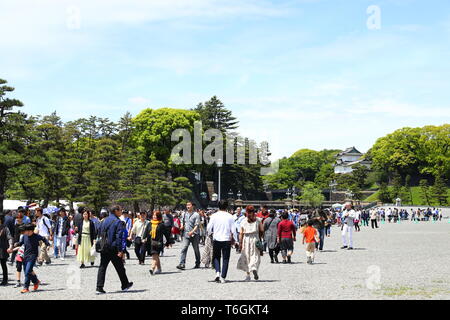 Menschen versammeln sich außerhalb der Kaiserpalast in Tokio, Japan, am 1. Mai 2019, dem ersten Tag der Reiwa Ära. Credit: Naoki Nishimura/LBA/Alamy leben Nachrichten Stockfoto