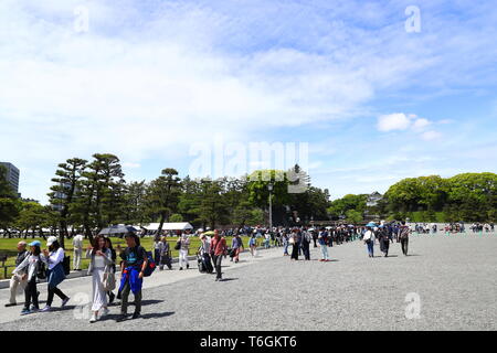 Menschen versammeln sich außerhalb der Kaiserpalast in Tokio, Japan, am 1. Mai 2019, dem ersten Tag der Reiwa Ära. Credit: Naoki Nishimura/LBA/Alamy leben Nachrichten Stockfoto