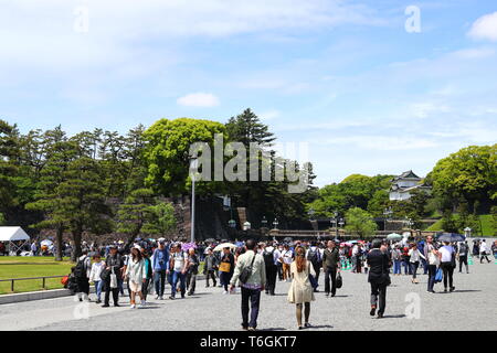 Menschen versammeln sich außerhalb der Kaiserpalast in Tokio, Japan, am 1. Mai 2019, dem ersten Tag der Reiwa Ära. Credit: Naoki Nishimura/LBA/Alamy leben Nachrichten Stockfoto