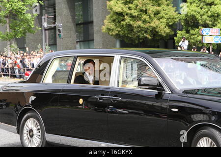 Japans neuer Kaiser Naruhito Wellen aus seinem Fahrzeug in der Nähe des Imperial Palace in Tokio, Japan, am 1. Mai 2019, dem ersten Tag der Reiwa Ära. Credit: Hiroyuki Ozawa/LBA/Alamy leben Nachrichten Stockfoto