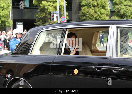 Japans neuer Kaiser Naruhito Wellen aus seinem Fahrzeug in der Nähe des Imperial Palace in Tokio, Japan, am 1. Mai 2019, dem ersten Tag der Reiwa Ära. Credit: Hiroyuki Ozawa/LBA/Alamy leben Nachrichten Stockfoto