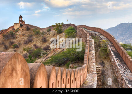 Alte lange Mauer mit Türmen um Amber Fort am Abend. Jaipur. Rajasthan. Indien Stockfoto