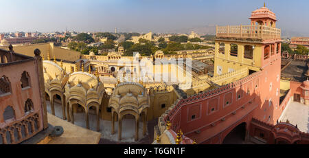 Blick auf den Innenhof der Hawa Mahal Palace Palast der Winde in Jaipur. Rajasthan. Indien Stockfoto