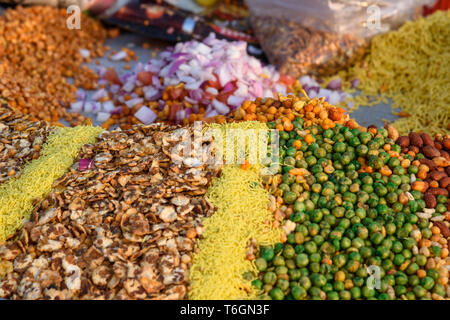 Indische Straße snack Chana Chor, gebratene Samen und Erbsen in Jaipur. Indien Stockfoto